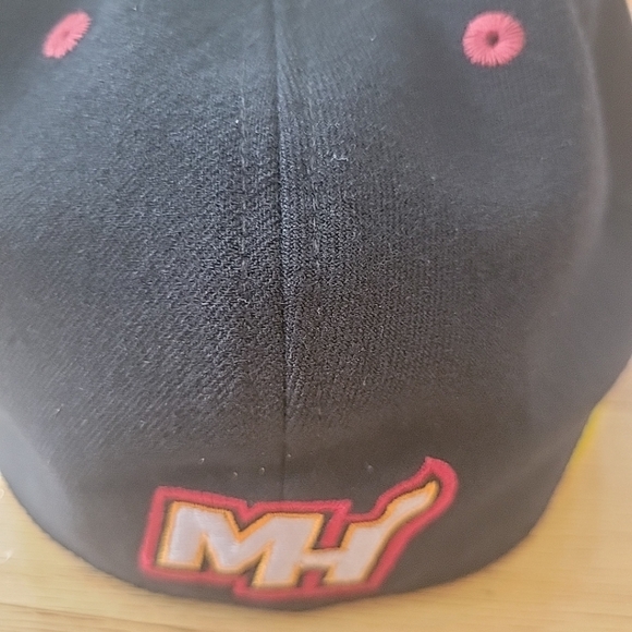 Miami Heat Black Flex Fit Red Under Visor Har Cap NBA L/ XL - Picture 7 of 8